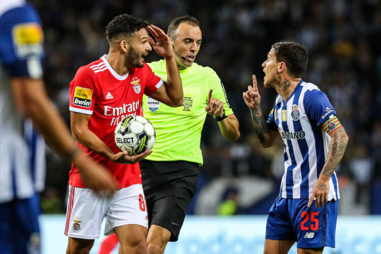 Benfica estende a passadeira vermelha 11 FC Porto's Otavio (R) argues with the referee Joao Pinheiro during their Portuguese First League soccer match against Benfica, held at Dragao stadium, in Porto, north of Portugal, 21 October 2022. JOSE COELHO/LUSA