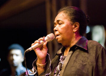 Filme sobre Cesária Évora revela impacto da doença bipolar na diva dos pés descalços