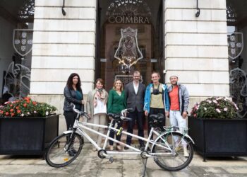Jovens franceses pedalam de Poitiers a Coimbra