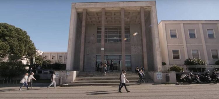 Filas de quatro horas e uma urna impugnada. Brasileiros votam em massa em Portugal 11 Filas de quatro horas e uma urna impugnada. Brasileiros votam em massa em Portugal