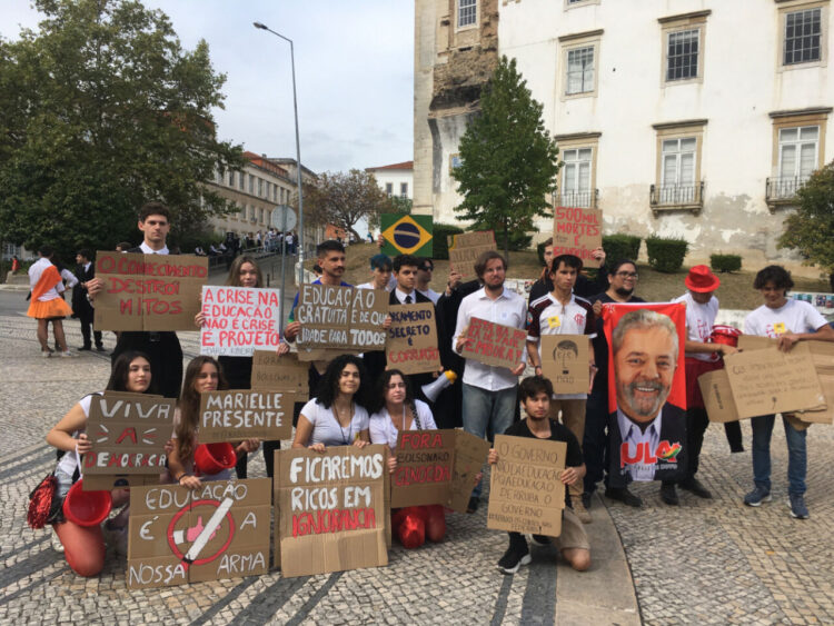 Brasileiros em Coimbra protestam contra cortes na educação 11 Brasileiros em Coimbra protestam contra cortes na educação