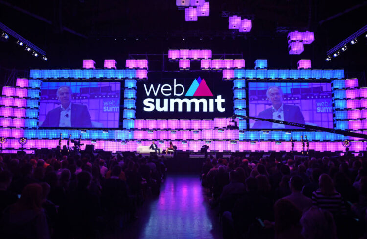 Empresários brasileiros com interesse na Web Summit em Lisboa 11 7 November 2018; Tony Blair, Former UK Prime Minister, and Karen Tso, Anchor, Squawk Box, CNBC, on Centre Stage during day two of Web Summit 2018 at the Altice Arena in Lisbon, Portugal. Photo by David Fitzgerald/Web Summit via Sportsfile