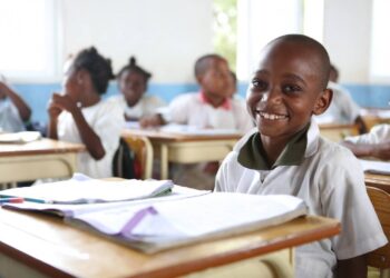 Angola aprova financiamento de 112 milhões de euros para comprar 500 autocarros escolares