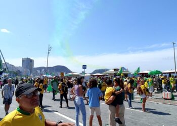 Manifestantes brasileiros apelam por intervenção militar em dia da proclamação da República