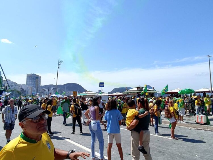 Manifestantes brasileiros apelam por intervenção militar em dia da proclamação da República