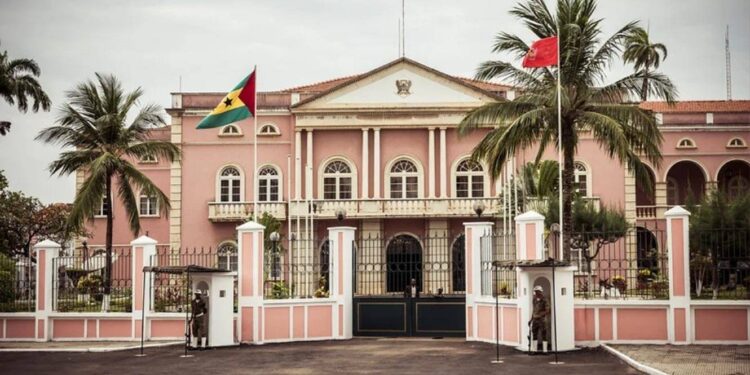 São Tomé e Príncipe. MNE português Chefe condena “perturbadora” tentativa de golpe em São Tomé 11 São Tomé e Príncipe