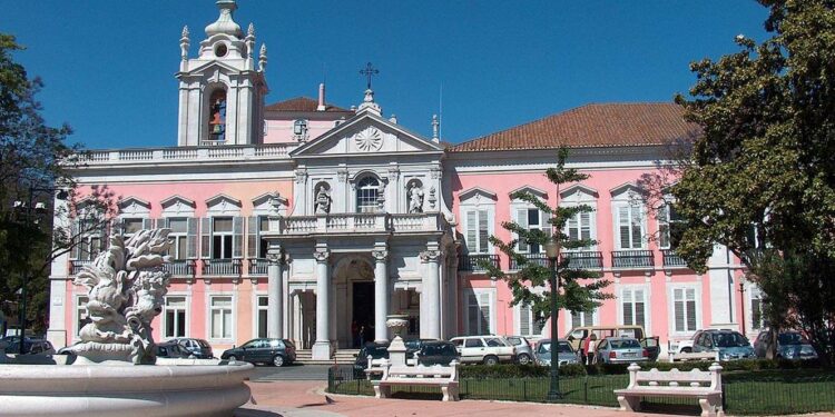 Greve nos Consulados. Sindicato suspende greve e diz que Governo “assume compromissos” 11 Greve nos Consulados