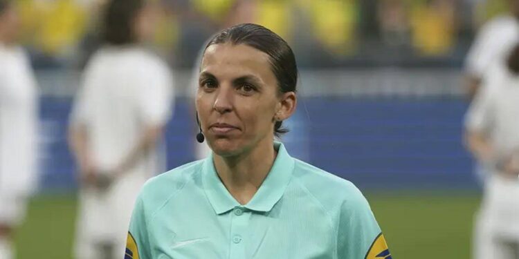 Stéphane Frappard. Lusodescendente foi a primeira mulher a arbitrar um jogo do mundial 11 Stéphane Frappard