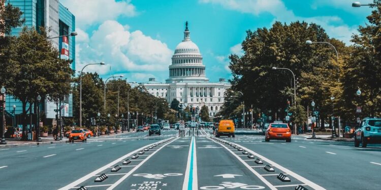 EUA. Congressista Jim Costa faz declaração sobre a Lei AMIGOS que concederá aos cidadãos portugueses a elegibilidade para os vistos E-1 e E-2 11 EUA. Washington Congresso