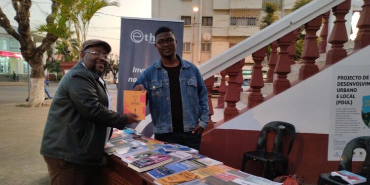 Moçambique. Em Maputo, os livros vendem-se e trocam-se nos passeios 11 Maputo, os livros