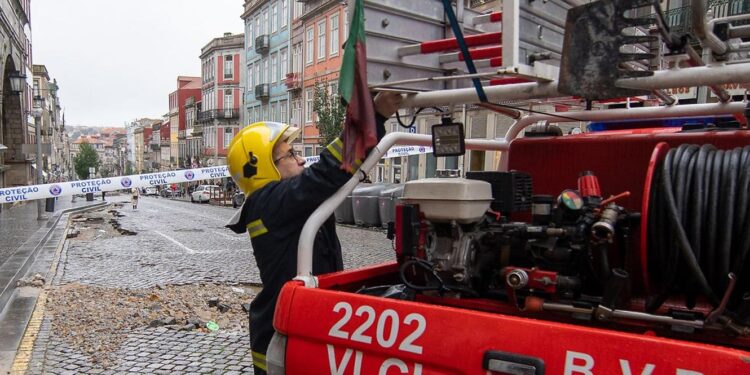 Mau tempo provoca inundações na baixa do Porto. Estação de São Bento inundada 11 Mau tempo provoca inundações na baixa do Porto
