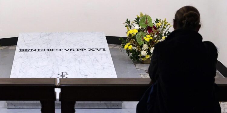 Túmulo do Papa Bento XVI já pode ser visitado pelos fiéis 11 Túmulo do Papa Bento XVI
