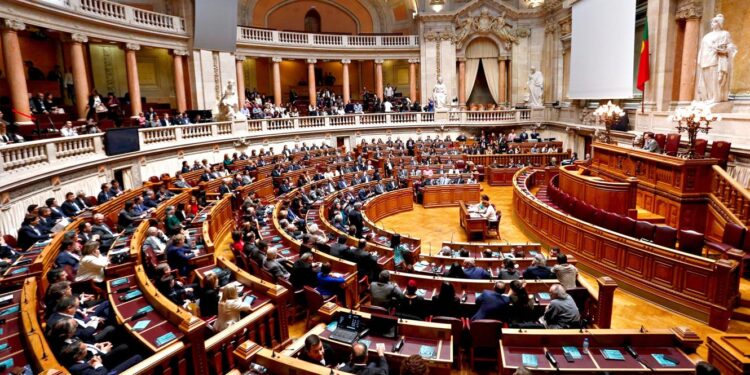 Oposição acusa Governo de "descolagem da realidade" e "abuso de poder" 11 assembleia da republica portugal