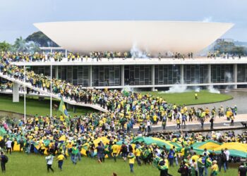 bolsonaristas invadem Senado em Brasília