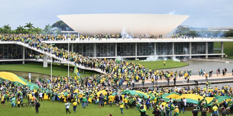 Brasil. Manifestantes pró-Bolsonaro invadem Senado em Brasília 11 bolsonaristas invadem Senado em Brasília