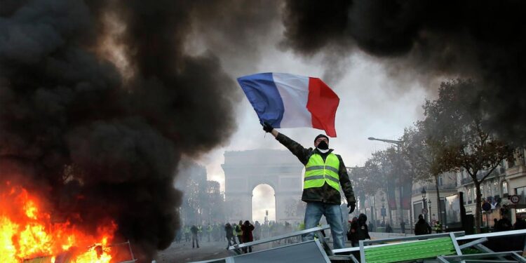 França viveu esta quinta-feira uma jornada de paralizações e manifestações maciças contra a reforma do sistema de pensões 11 manifestações França