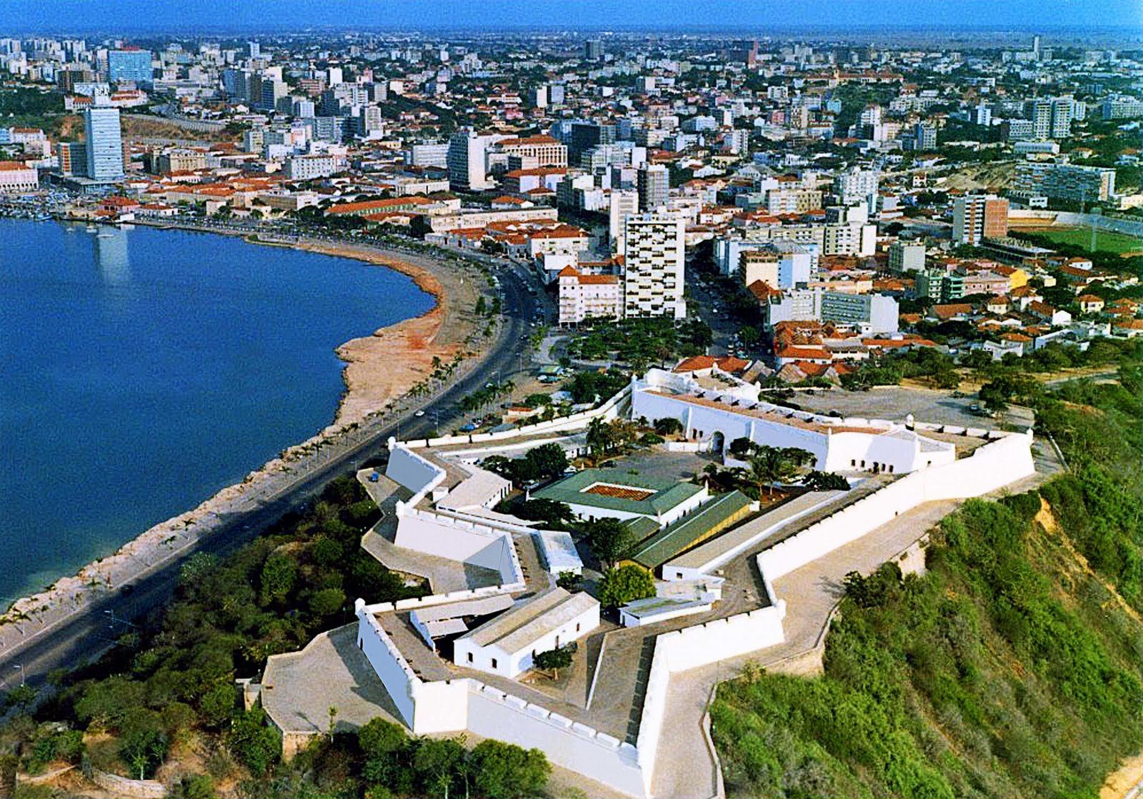 Angola. Governo implementou políticas para favorecer o investimento estrangeiro no país