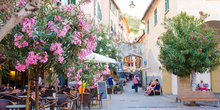 Portugal lidera 10 países "mais baratos" para viver, segundo a Forbes 11 Portugal lidera 10 países "mais baratos" para viver, segundo a Forbes