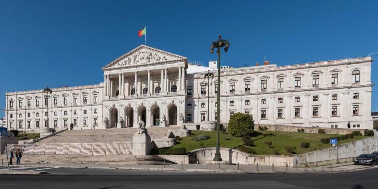 Portugal: Pesquisa sobre intenção de voto indica queda acelerada do PS e crescimento do PSD 11 Assembleia da República