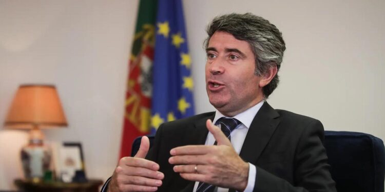 MAI admite que regularizar 150 mil imigrantes até final de março é "muito ambicioso" 11 MAI José Luís Carneiro