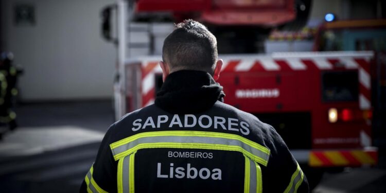 Todos os desalojados do incêndio na Mouraria, em Lisboa, são estrangeiros. Morreram duas pessoas e há 14 feridos 11 incêndio na Mouraria
