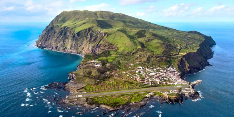 Açores. Bolieiro garante que Governo segue "firme" em reformas para "valorizar" as ilhas 11 Açores ilha do corvo