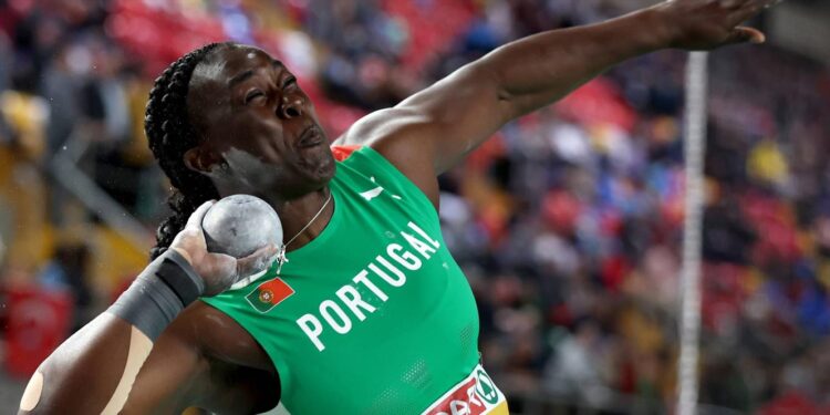 Auriol Dongmo sagra-se bicampeã europeia no lançamento do peso. Atleta lusa brilhou nos Europeus de pista coberta 11 Auriol Dongmo
