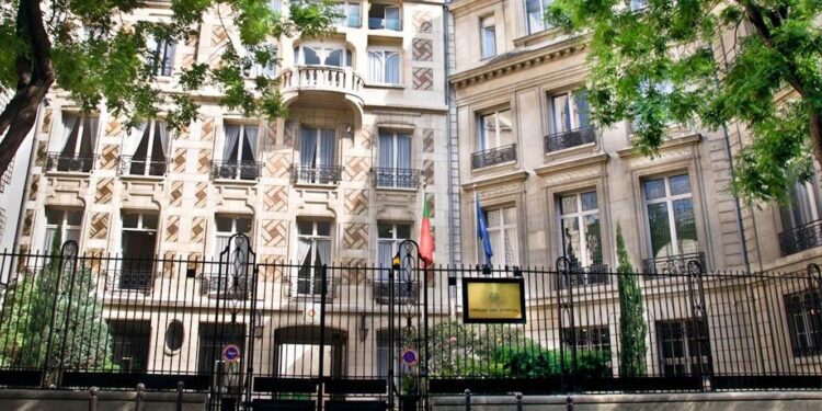 França. Secretários de estado das Comunidades e da Justiça reúnem-se com empresários no Consulado de Paris 11 Consulado-geral de Portugal em Paris