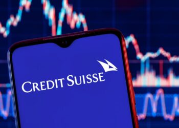 O Credit Suisse viveu, na quarta-feira, o seu dia mais difícil na bolsa, perdendo um quarto do seu valor, com as suas ações a caírem para um nível historicamente baixo, abaixo de 2 francos suíços (2,03 euros). O impacto fez-se sentir em todos os mercados, incluindo na bolsa de Lisboa, que fechou com perdas de quase 3%. Apesar de tudo, abriu a recuperar, esta quinta-feira, com as ações a subirem mais de 30%, sendo que, pouco depois, o principal acionista do banco veio dizer que o "pânico" é "injustificado". O banco perdeu cerca de 30% do seu valor na bolsa de Zurique desde meados da semana passada, numa altura em que a sua própria crise interna, que remonta a 2019, se entrelaçou com a mais generalizada que a banca global está a atravessar, desencadeada pelo colapso do Silicon Valley Bank nos EUA. Para o SNB e o Finma, "a atual turbulência no mercado bancário norte-americano não sugere que haja risco de contágio direto para os estabelecimentos suíços". A preocupação ultrapassa as fronteiras do país alpino e o Departamento do Tesouro norte-americano referiu que está a "monitorizar a situação e em contacto com os seus homólogos internacionais". Em França, a primeira-ministra Elisabeth Borne apelou publicamente às autoridades suíças para resolver os problemas do banco e pediu ao ministro das Finanças para falar com o homólogo em Berna. O banco tem vindo a registar perdas milionárias durante dois anos: em 2021 ascenderam a 1,57 mil milhões de francos suíços (1,6 mil milhões de euros) e em 2022 quase quintuplicaram para 7,29 mil milhões de francos (7,4 mil milhões de euros). O Credit Suisse também sofreu levantamentos de liquidez no valor de 123,2 mil milhões de francos suíços (126 mil milhões de euros) no ano passado. Banco Nacional da Suíça empresta 50,7 mil milhões para "fortalecer" contas Na quarta-feira, o Credit Suisse anunciou que irá receber um empréstimo de até 50 mil milhões de francos suíços (50,7 mil milhões de euros) do banco central da Suíça para "fortalecer" as contas da instituição. Ao mesmo tempo, o segundo maior banco suíço anunciou uma série de operações de recompra de dívida no valor de cerca de 3 mil milhões de francos suíços (3,04 mil milhões de euros). "Estas medidas são um movimento decisivo para fortalecer o Credit Suisse enquanto continuamos a nossa transformação estratégica para criar valor para os nossos clientes e outras partes interessadas", disse o presidente executivo do banco, Ulrich Koerner, num comunicado. O empréstimo de curto prazo surgiu horas depois de, num comunicado conjunto, o Banco Nacional da Suíça (BNS) e o regulador financeiro da Suíça (Finma) terem assegurado que iriam fornecer liquidez ao Credit Suisse, se necessário, perante o pior momento em 167 anos de história do banco. Qual é a estratégia do banco para pôr fim à crise? A principal estratégia que o banco lançou para tentar pôr fim à sua crise é o plano de reestruturação lançado em outubro, que incluiu um aumento de capital de quatro mil milhões de francos (4,09 mil milhões de euros). O aumento de capital viu o Banco Nacional Saudita tornar-se o maior acionista da empresa, depois de investir 1,5 mil milhões de francos suíços (1,53 mil milhões de euros). O presidente do banco saudita, Ammar al Khudairy, disse na quarta-feira numa entrevista que a instituição não iria aumentar este investimento, o que contribuiu para que o Credit Suisse caísse ainda mais na bolsa de valores.