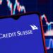 Credit Suisse 'abana' mercados. Afinal, o que se passa com o banco? 21 O Credit Suisse viveu, na quarta-feira, o seu dia mais difícil na bolsa, perdendo um quarto do seu valor, com as suas ações a caírem para um nível historicamente baixo, abaixo de 2 francos suíços (2,03 euros). O impacto fez-se sentir em todos os mercados, incluindo na bolsa de Lisboa, que fechou com perdas de quase 3%. Apesar de tudo, abriu a recuperar, esta quinta-feira, com as ações a subirem mais de 30%, sendo que, pouco depois, o principal acionista do banco veio dizer que o "pânico" é "injustificado". O banco perdeu cerca de 30% do seu valor na bolsa de Zurique desde meados da semana passada, numa altura em que a sua própria crise interna, que remonta a 2019, se entrelaçou com a mais generalizada que a banca global está a atravessar, desencadeada pelo colapso do Silicon Valley Bank nos EUA. Para o SNB e o Finma, "a atual turbulência no mercado bancário norte-americano não sugere que haja risco de contágio direto para os estabelecimentos suíços". A preocupação ultrapassa as fronteiras do país alpino e o Departamento do Tesouro norte-americano referiu que está a "monitorizar a situação e em contacto com os seus homólogos internacionais". Em França, a primeira-ministra Elisabeth Borne apelou publicamente às autoridades suíças para resolver os problemas do banco e pediu ao ministro das Finanças para falar com o homólogo em Berna. O banco tem vindo a registar perdas milionárias durante dois anos: em 2021 ascenderam a 1,57 mil milhões de francos suíços (1,6 mil milhões de euros) e em 2022 quase quintuplicaram para 7,29 mil milhões de francos (7,4 mil milhões de euros). O Credit Suisse também sofreu levantamentos de liquidez no valor de 123,2 mil milhões de francos suíços (126 mil milhões de euros) no ano passado. Banco Nacional da Suíça empresta 50,7 mil milhões para "fortalecer" contas Na quarta-feira, o Credit Suisse anunciou que irá receber um empréstimo de até 50 mil milhões de francos suíços (50,7 mil milhões de euros) do banco central da Suíça para "fortalecer" as contas da instituição. Ao mesmo tempo, o segundo maior banco suíço anunciou uma série de operações de recompra de dívida no valor de cerca de 3 mil milhões de francos suíços (3,04 mil milhões de euros). "Estas medidas são um movimento decisivo para fortalecer o Credit Suisse enquanto continuamos a nossa transformação estratégica para criar valor para os nossos clientes e outras partes interessadas", disse o presidente executivo do banco, Ulrich Koerner, num comunicado. O empréstimo de curto prazo surgiu horas depois de, num comunicado conjunto, o Banco Nacional da Suíça (BNS) e o regulador financeiro da Suíça (Finma) terem assegurado que iriam fornecer liquidez ao Credit Suisse, se necessário, perante o pior momento em 167 anos de história do banco. Qual é a estratégia do banco para pôr fim à crise? A principal estratégia que o banco lançou para tentar pôr fim à sua crise é o plano de reestruturação lançado em outubro, que incluiu um aumento de capital de quatro mil milhões de francos (4,09 mil milhões de euros). O aumento de capital viu o Banco Nacional Saudita tornar-se o maior acionista da empresa, depois de investir 1,5 mil milhões de francos suíços (1,53 mil milhões de euros). O presidente do banco saudita, Ammar al Khudairy, disse na quarta-feira numa entrevista que a instituição não iria aumentar este investimento, o que contribuiu para que o Credit Suisse caísse ainda mais na bolsa de valores.