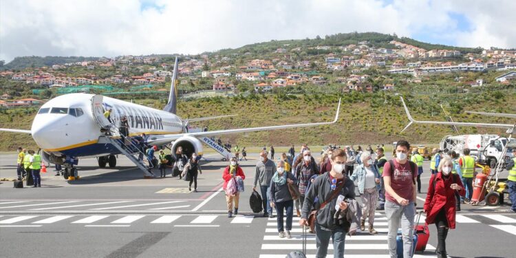 Raynair mantém 10 rotas no verão para a Madeira e aumenta voos para o Porto 11 Raynair Madeira