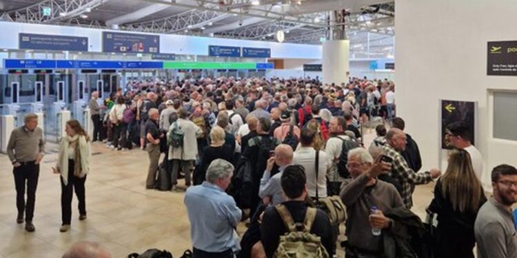 Turistas desmaiam em fila de "quatro horas" no aeroporto de Faro 11 aeroporto de Faro