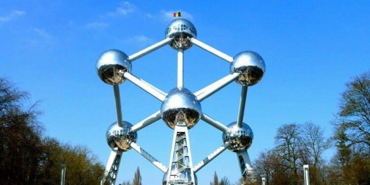 Presidente do PSD Luís Montenegro inicia hoje em Bruxelas visita às comunidades portuguesas na Europa 11 atomium