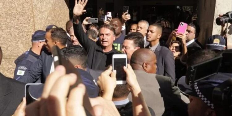 Brasil. Bolsonaro regressa e é recebido por centenas de apoiantes e aliados 11 bolsonaro