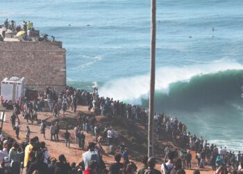farol nazare ondas