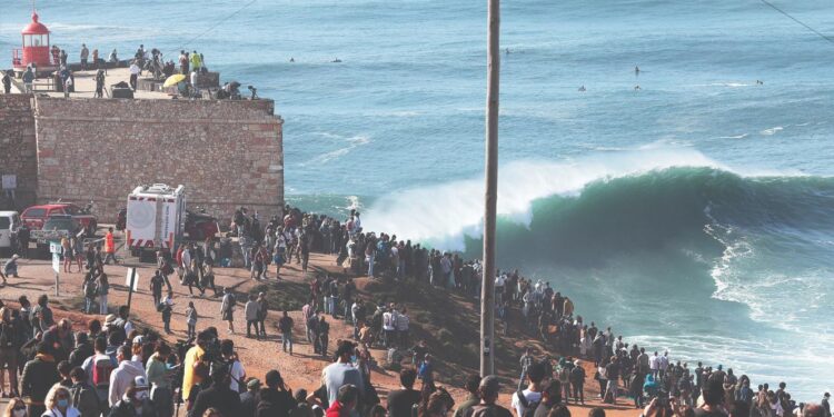Espetáculo de surf com assistência recorde de 51 mil fãs em Peniche 11 farol nazare ondas
