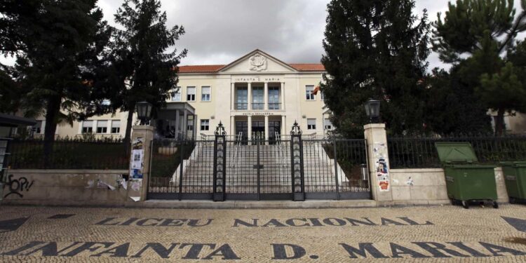 Escolas públicas organizam visitas de estudo que deixam alunos carenciados de fora 11 liceu nacional infanta dona maria