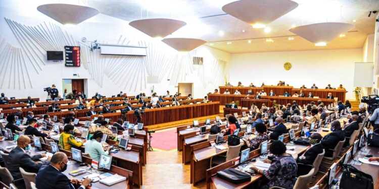 Moçambique. "Abaixo a ditadura": protestos interrompem sessão do parlamento moçambicano 11 parlamento moçambicano