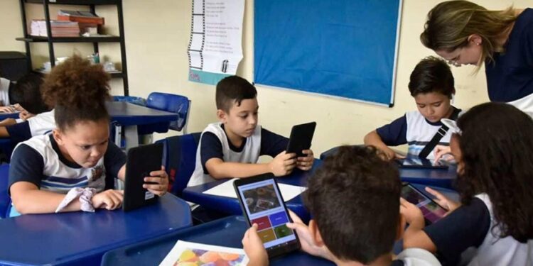 Alemanha. Secretário de Estado das Comunidades entrega 'tablets' para promover português 11 Alemanha