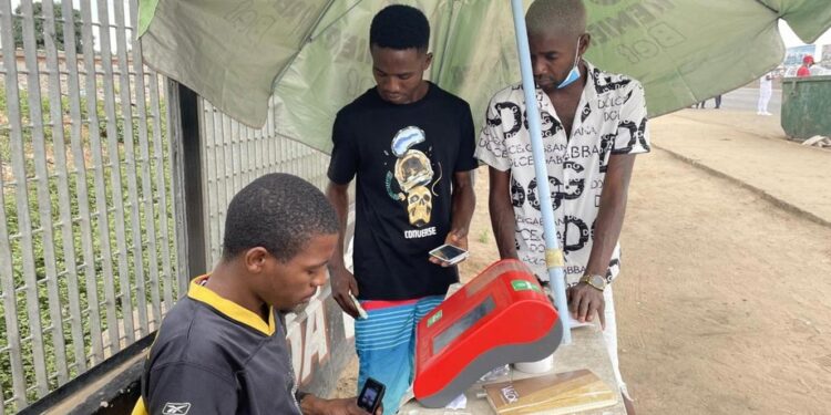 Angola. Jovens tentam a sorte e recorrem ao jogo como sustento em Luanda 11 Angola. Jovens