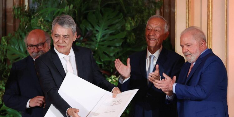 Chico Buarque dedica Prémio Camões a “tantos autores humilhados e ofendidos” 11 Chico Buarque