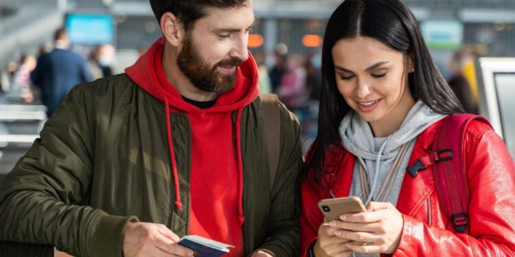 Emigrantes lançam petição pelo voto eletrónico "Para que todos contem" 11 Emigrantes homem e mulher
