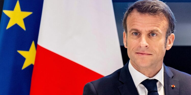 França. Macron promulga subida da idade de reforma de 62 para 64 anos 11 Emmanuel Macron