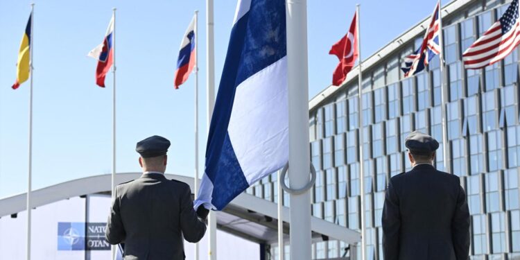Finlândia na NATO. O histórico momento do primeiro hastear de bandeira 11 Finlândia na NATO