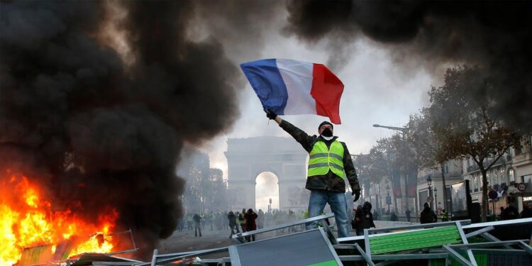França. 12º dia de protestos contra a reforma das pensões 11 França protestos
