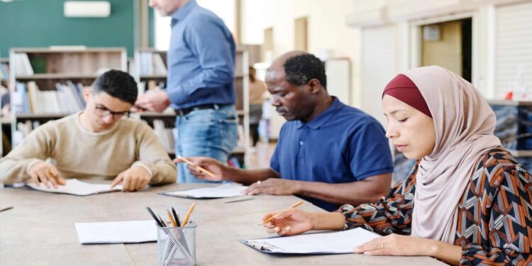 Imigrantes podem renovar 'online' autorizações de residência que caduquem até 30 de junho 11 Imigrantes