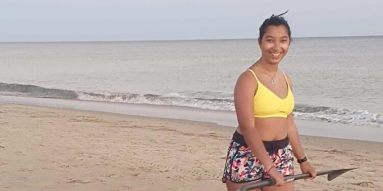 Jovem de 17 anos resgatada depois de 20 horas à deriva no mar 11 Jovem de 17 anos resgatada