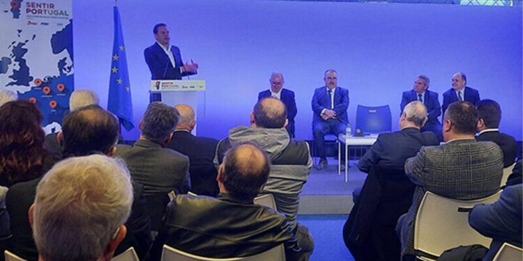 Luís Montenegro foi a Paris