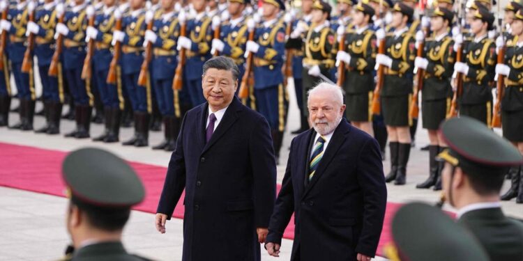 Brasil. Lula da Silva foi recebido, esta sexta-feira, pelo presidente chinês com pompa e circunstância, no Grande Palácio do Povo. 11 Lula da Silva Xi Jinping