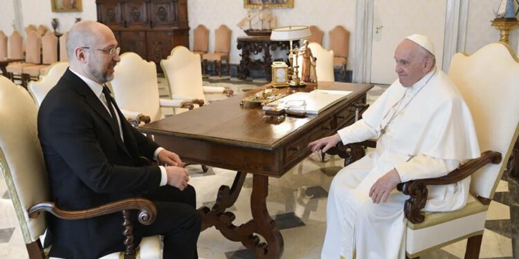 Ucrânia. Primeiro-ministro convida Papa Francisco a visitar a Ucrânia e pede ajuda para repatriar crianças levadas para a Rússia 11 Papa Francisco a visitar a Ucrânia